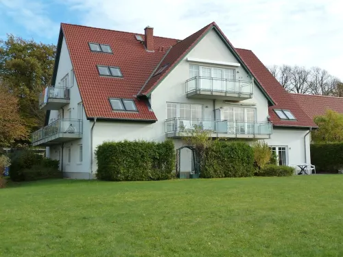 Bright and friendly apartment with comfortable amenities near the beach.