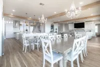 BRAND NEW GORGEOUS 5000sf 8 BEDROOM DREAM BEACH FRONT HOME - near Surfside beach - 4 estrellas