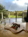Spacious tranquil 2 bed apartment, largest sunny balcony overlooking golf course
