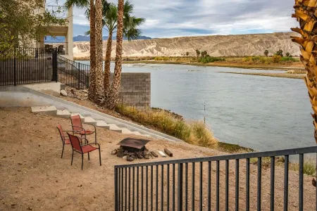 Steps from the River! Cozy 2 bed/ 2 bath condo. Min 30 day rental.