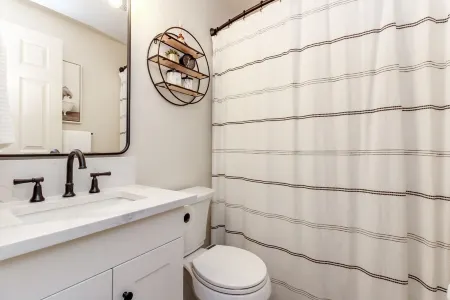 Short Walk to Downtown, AC, Coffee Bar, Patio Отели рядом с достопримечательностью «Библиотека Энумкло»