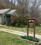 ROMANTIC COTTAGE~HOT TUB~WALK TO TOWN~Wi-Fi ~PETS~