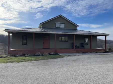 Bluebird Hill - rolling hills, meadows, large deck, fire pit, 3 bedroom, 2 bath