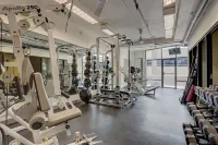 Location, Location, Location HUGE 2000 Sq Ft Condo 17TH Floor Views --- Sleeps 8 - Homestays