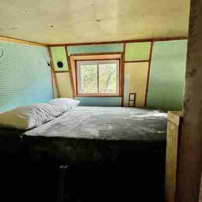 Unique Tilted Treehouse, Private Hot Tub, VIEW on acreage Rooms