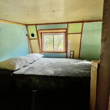 Unique Tilted Treehouse, Private Hot Tub, VIEW on acreage