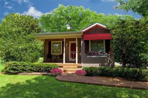 Adorable Cottage!  Everything!  WiFi, Kitchen, Jacuzzi, NO Cleaning Fee!!!