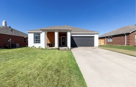 Lone Star Oasis! Near UNT - Heated Pool, Spa, King Bed, Incredible Location!