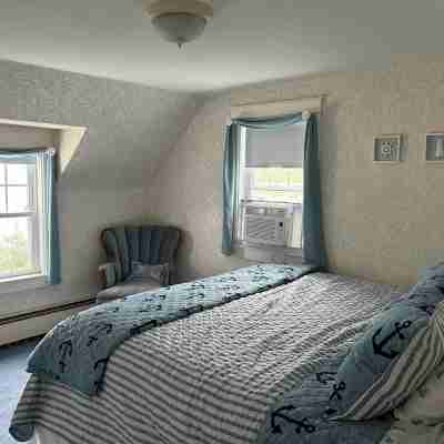 Enjoy spectacular views of Lobster Cove. Large yard, EV charger & dog friendly. Rooms