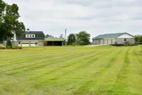 Charming Waterfront Cottage with Boat Ramp and boat docking - Pet Friendly - Country Houses