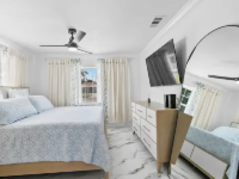 House with Heated Pool and Outdoor kitchen close to Siesta Key Beach!! 휫필드 호텔