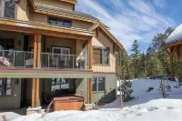 Mountain Luxury Retreat in the heart of Mammoth Lakes- Ski, Golf, and more!