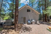 Dog-friendly, rustic chalet w/loft close to Fools Hollow Lake/outdoor adventures