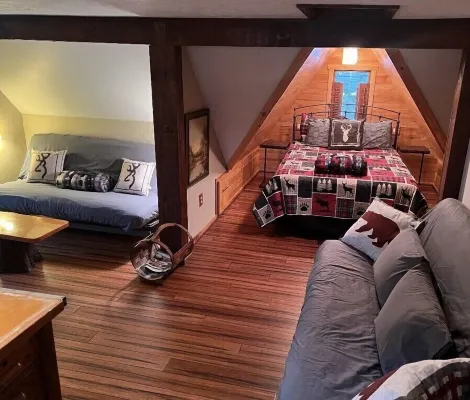 Spacious Pet Friendly home near Lake & Golf Course-Sleeps 20