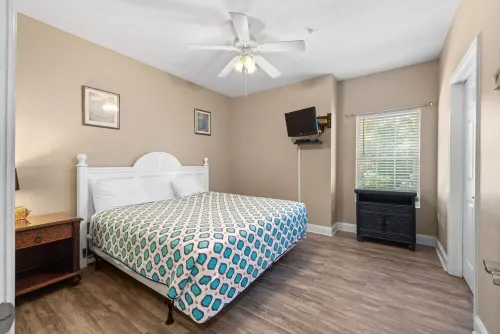 Hum-Dinger, pool, lazy river & 2 hot tubs, Family friendly, 200yards to beach!