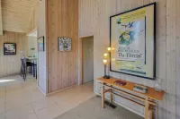 "The Birds" Easy walk to the beach, hot tub, fireplace, quiet and elegant.