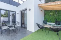 Echoppe Jaurès - typical Bordeaux renovated house 3 bedrooms/3 bathrooms Hotels in Talence