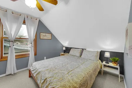 VIP! LUXURY 4BD 5min to Lake Michigan beach Big Pool with heater!!