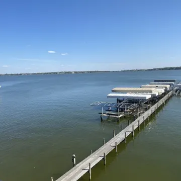 Waterfront Condo- Best View! Отели в г. Клир Лейк