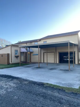 Waterfront Oasis with private pool, Hot tub and 200 ft. Lighted fishing pier