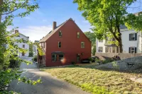 Historic 1686 Home Near Downtown l 5BR Retreat Hotel dekat Endicott Hall