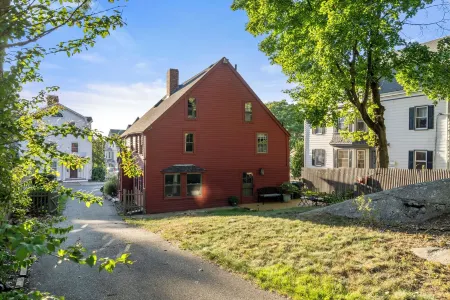 Historic 1686 Home Near Downtown l 5BR Retreat Отели рядом с Аэропорт Беверли