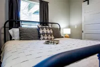 Charming Bungalow Manhattan โรงแรมใกล้Alpha Xi Delta