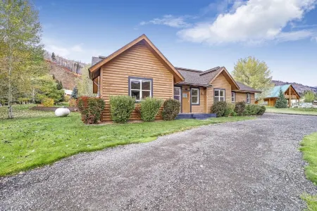 Luxury cabin, Sleeps 14, HOT TUB