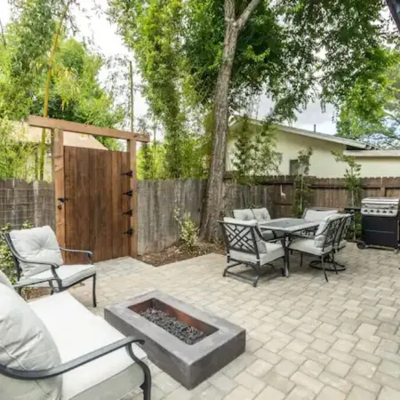 Lovely Remodeled Home! Walk Downtown! w/firepit