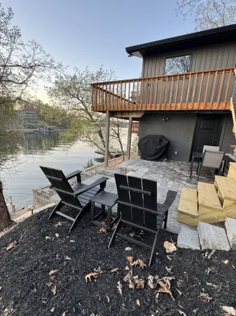 Modern cozy lakeside private home, dock, main channel views, off Horsehoe Bend!