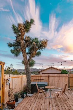 70s Vibes with Hot Tub & Pool! The Coyote House Отели рядом с достопримечательностью «Юкка Вэлли Элементари Скул»