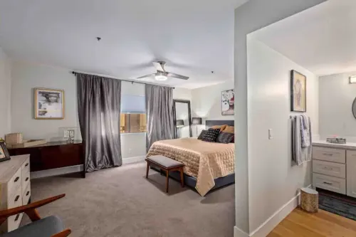 Super Host w/23 reviews on Airbnb! Fantastic Location- Biltmore Luxury Condo