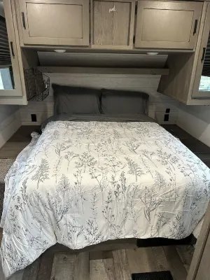 Experience Glamping in style. private Hot tub spa! Private lake -Pet Friendly