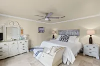 Lake House with great lake views, Swim Spa, Large Porch ,Boat dock pet freinly