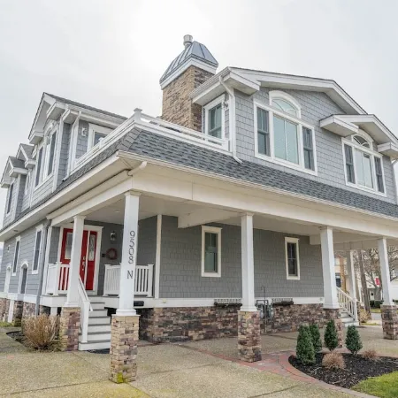 Perfect location!!! Dog friendly townhome in the heart of Stone Harbor