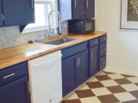 Charming Home Away From Home! Hotels in Cedar Falls