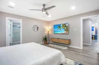 Luxury Home 4 Rooms ~ Pool Table & Poker~ King Bed Hotels in Alief