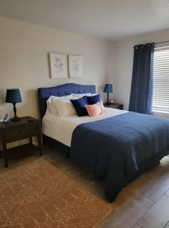 Cozy Condo near restaurants and shopping.