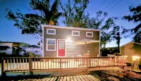 Tiny Home sleeps 6 near beautiful beaches and entertainment