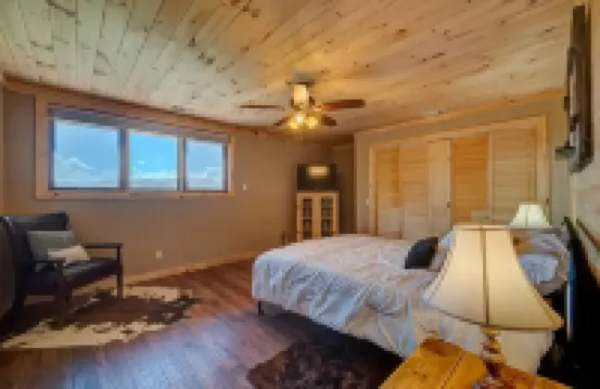 5 Min to Downtown-Hot Tub-Theater Room-Game Room w/Pool Table-Pets-Sleeps 12