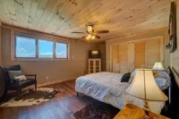 5 Min to Downtown-Hot Tub-Theater Room-Game Room w/Pool Table-Pets-Sleeps 12