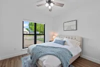 Luxury Property-Walk to Lake and Downtown Lake Geneva. Pet Friendly, Sleeps 8