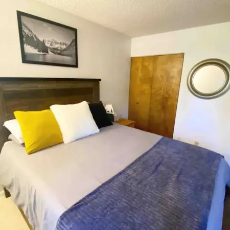 Amazing Views, hot tubs, pool, sauna and plenty of parking at cozy Frisco condo