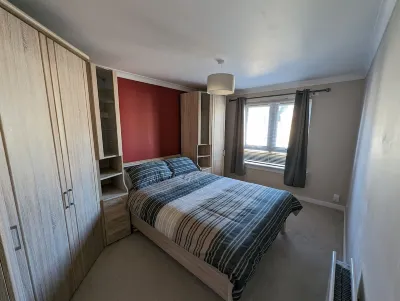 Large 1 bed flat with parking, central Broughty Ferry