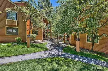 Elegant 2-bedroom McCloud Condo in Incline Village Отели рядом с достопримечательностью «Sand Harbor Beach»