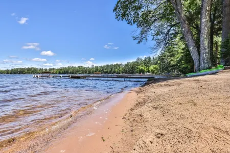 Cedar Lodge: Lakefront Cabin - Wi-Fi, Free Firewood, Generator, No Cleaning Fee!