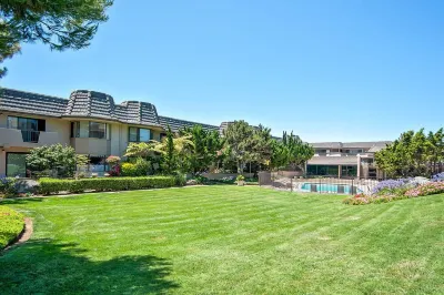 Poolside and Beachfront Remodeled Close to Everything! Fletcher Cove Community Center 주변 호텔