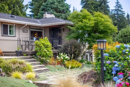 Serene Poulsbo 6br, Sleeps 12, Liberty Bay And Mountain Views Отели рядом с достопримечательностью «Poulsbo Marine Science Center»