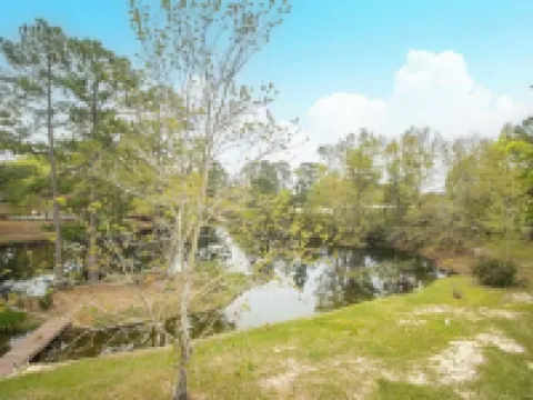 Cozy upstairs Studio Condo at Diamondhead overlooking the Lake & Country Club Hotels in Diamondhead