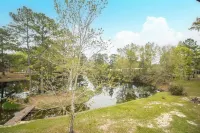 Cozy upstairs Studio Condo at Diamondhead overlooking the Lake & Country Club